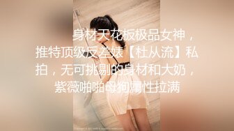 偷窥白衣红裙漂亮眼镜妹嘘嘘