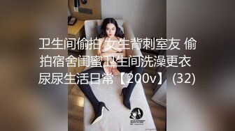 商城跟随偷窥跟同学逛街的Jk学生美眉 小内内紧紧包着小屁屁好诱惑