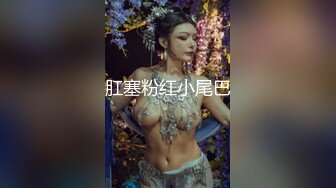 舞艺吧美女模特Miss妶子宾馆大尺度私拍人体开裆黑丝对着镜头扭臀晃腰摄影师咸猪手掰开阴唇边拍边聊天