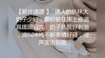  纯欲系极品小女人让大哥在镜头前玩弄，吃奶舔逼道具抽插样子好迷人