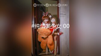 窗户缝偷窥对面楼的美女洗澡刮毛