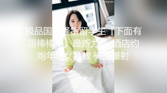   极品网红女神黄瓜自慰操逼！沾点水插入！主动扶屌骑乘位，怼着多毛骚穴猛操，第一视角特写