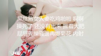 美女穿着开档黑丝好淡定的被玩穴