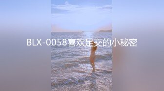 潜入网吧女厕偷拍附近的美女大学生，没想到鲍鱼那么黑