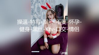 00后嫩妹脱光光贫乳翘起屁股看穴，给炮友带上套子插入