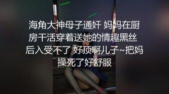  身穿红色运动服的小妹妹，白虎骚穴，手指自慰，流了很多淫水白浆