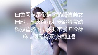 门缝下面偷拍戴眼镜的黑裙子女大学生脱光衣服准备去洗澡,白嫩的玉体让多少师生沦陷