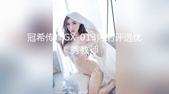 少女在厨房做事的时候突然好想吃大鸡巴,刚好出现两个男人解飢渴