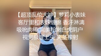 颜值女神TS兮兮 性感黑丝袜，被大腹便便富豪约，两人互撸对方的鸡巴，富豪坐在上面骑乘，美妖肏得好爽啊！