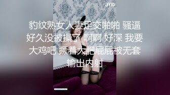 粉色高跟鞋白丝红唇美女椅子上自慰出白浆，拨开内裤手指揉搓小穴，跳蛋塞入拉扯出水，震动棒假屌多种道具换着玩