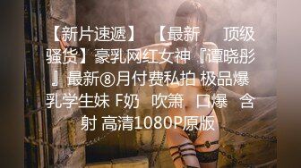 披个外套酷酷短发妹子 蹲着舔屌在沙发上开操 坐上来插入上下套弄