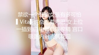   调教小女友，苗条贫乳粉嫩小姐姐，乳夹项圈自舔手指，无毛超嫩粉穴，骑在上位，大屌抽插屁股