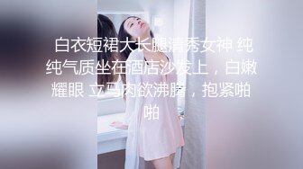 ✿群P小骚妻✿享受后入的同时当然嘴里也不能闲着啦，这个姿势是真的涨的我满满的，不知道啥感觉，身上麻，特别麻