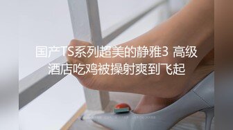 小女友边看电视边吃鸡