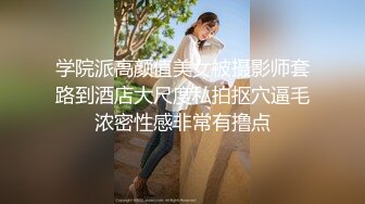 安装师傅上门服务，淫妻看着师傅身后情不自禁拿着自慰棒插入荡穴，叫的很小声不知道发现没有！