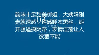 性感短裙牛仔外套妹子，抠逼舔弄特写口交侧入抱起来猛操