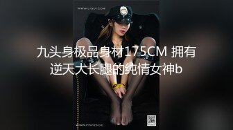 铁杆模特Liolya被她的情人惊醒，然后被他的大公鸡侵犯