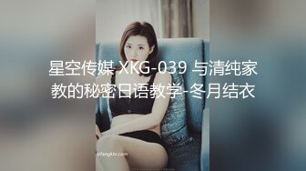 黑丝骚妹子躺床上玩手机被小哥鸡巴塞进嘴里抽插，温柔舔弄深喉，跳蛋玩骚穴淫水好多，无套抽插爆草呻吟可射