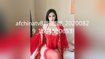 牛仔裤时尚小美女，清爽的吊带衣，偷窥她上厕所，小肥阴唇 可以~