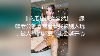 跟随医药公司的长发大波浪美女进厕所尿尿发现她的逼毛造型挺酷