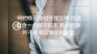 男人的天堂！美女在水上乐园玩滑梯时衣服被水流掀翻露出大奶 围观的男人们都满意的笑了