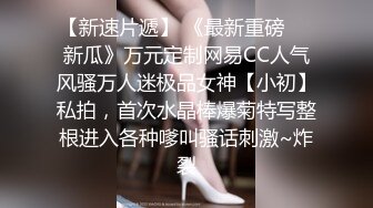 【新片速遞】背着婊妹勾引她性感的闺蜜，婊妹在睡觉对闺蜜不断撩骚挑拨强硬扒光，大鸡巴直接上打着灯草给狼友看精彩刺激