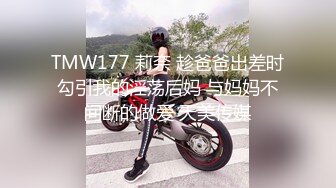 【原档首发】可爱的红发女郎多莉·戴森和查理·迪恩在海滩上玩得很开心