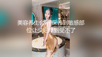 媚黑少妇 抓着黑祖宗的巧克力大鸡吧和蛋蛋 喜欢的不得了 逼水早已泛滥 没插几下白浆直喷就受不了了