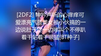 短发肉感清纯女孩