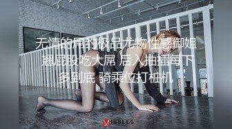 肚兜少妇风骚无下线，跟大哥玩3P，床上伺候两个男人被大哥各种抽插爆草，叫声骚浪表情迷人，自己还拿道具自慰