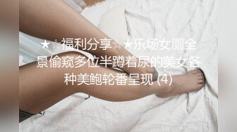 一对美艳的泰国人妖苗条身材姐妹花一样的暧昧表情玩起屁眼真狠大屌换着来回操双飞妖