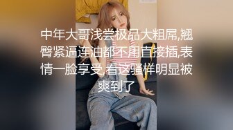 中年大叔探花约齐逼牛仔短裤年轻嫩妹，年纪不大口活还不错，跪着深喉插嘴，张开双腿肥逼清晰可见，抬起双腿抽插猛操