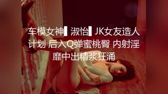 玩弄风骚女友的逼逼给狼友看，露脸颜值身材都不错，淫声荡语不断，掰开小穴看特写玩弄小豆豆，手指插进去