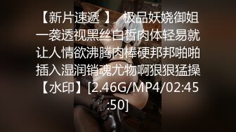 《极品CP魔手外购》潜入女厕赤裸裸拍脸拍逼各种美女小姐姐方便~有惊喜小妹子看黄片疯狂紫薇这手法没少自己玩 (5)