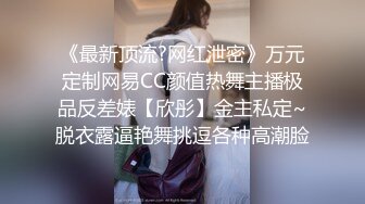 【双飞俩少女】“你插一下我朋友”哥们就认准漂亮妹子操，巨搞笑！