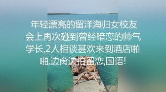 美女拿着仿真鸡巴玩弄安慰自己的小白虎