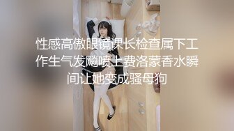 极品骚母狗超有气质跪着给大哥舔弄大鸡巴，样子好骚无毛白虎逼，让大哥无套抽插爆草，浪叫呻吟不止射肚子上