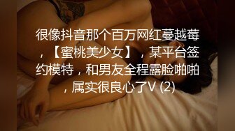 偷拍两个气质美女裙底包臀裙美女弯腰选商品花纹纸内裤坐在镜头上??极品长腿美女超短裙抬腿走光白内微透完美角