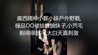 漂亮眼睛很嫩新人小姐姐，肉感身材和炮友操逼，按着头大屌插嘴，抓着屁股后入，搞完用酸奶抹逼，搞得小穴湿湿