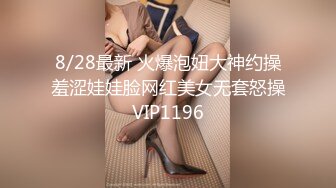 【新片速遞】 ⚫️⚫️美女如云服装城女厕，全方位脸逼同框偸拍多位美眉方便，迷之操作的小姐姐揪阴毛