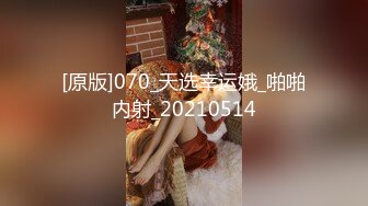 游乐场女厕偷窥破洞牛仔裤美女白嫩的大屁股和小黑鲍