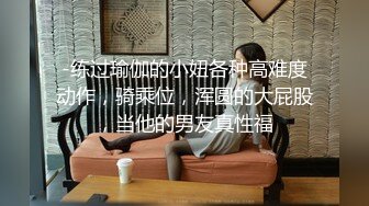  极品圆润美臀小少妇居家夫妻啪啪，跪着按头深喉插嘴，开档黑丝翘起大屁股后入