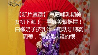 穿上少婦的絲襪滿足她的慾望