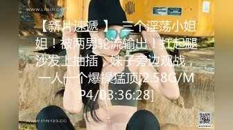 大胆牛人尾随偷拍回家的性感连衣短裙高跟长腿美艳少妇在她儿子面前将手机直接塞裙底开电筒拍非常刺激