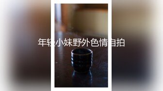 商场蓝门女厕全景偷拍药店女员工的肥鲍就像两根大肥肠