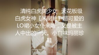  小女仆被主人压在沙发上后入，特意给黑丝脚底板来个特写！