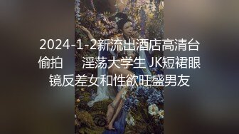 麻花辫顶级美女细腰翘臀牛仔裤，扭动屁股掰开穴，修长美腿揉捏贫乳，对着镜头揉搓阴蒂，震动棒摩擦高潮娇喘