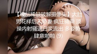 校园霸凌-扒光女生衣服强迫她坐地上叉开双腿充分暴露阴部,另一个女生用棍子插她逼