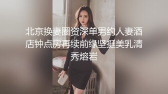 俯拍玩手机的女神 手电筒照她B都一点没察觉 无水印原版