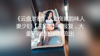 刚结婚的少妇背着老公无套，露脸偷情